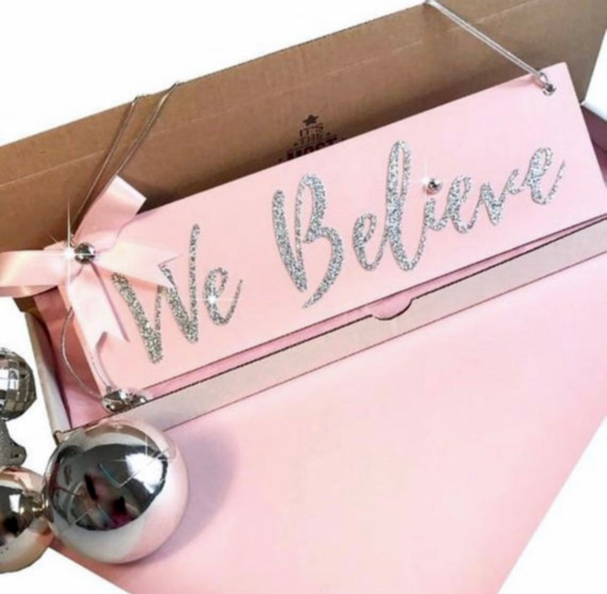 We Believe sign Christmas, 3 colour choices, red, pink or light blue, Believe sign with glitter letters, bow and silver bells